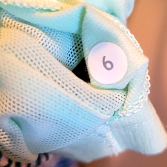 Lululemon tank, size 6 - Picture 9 of 9